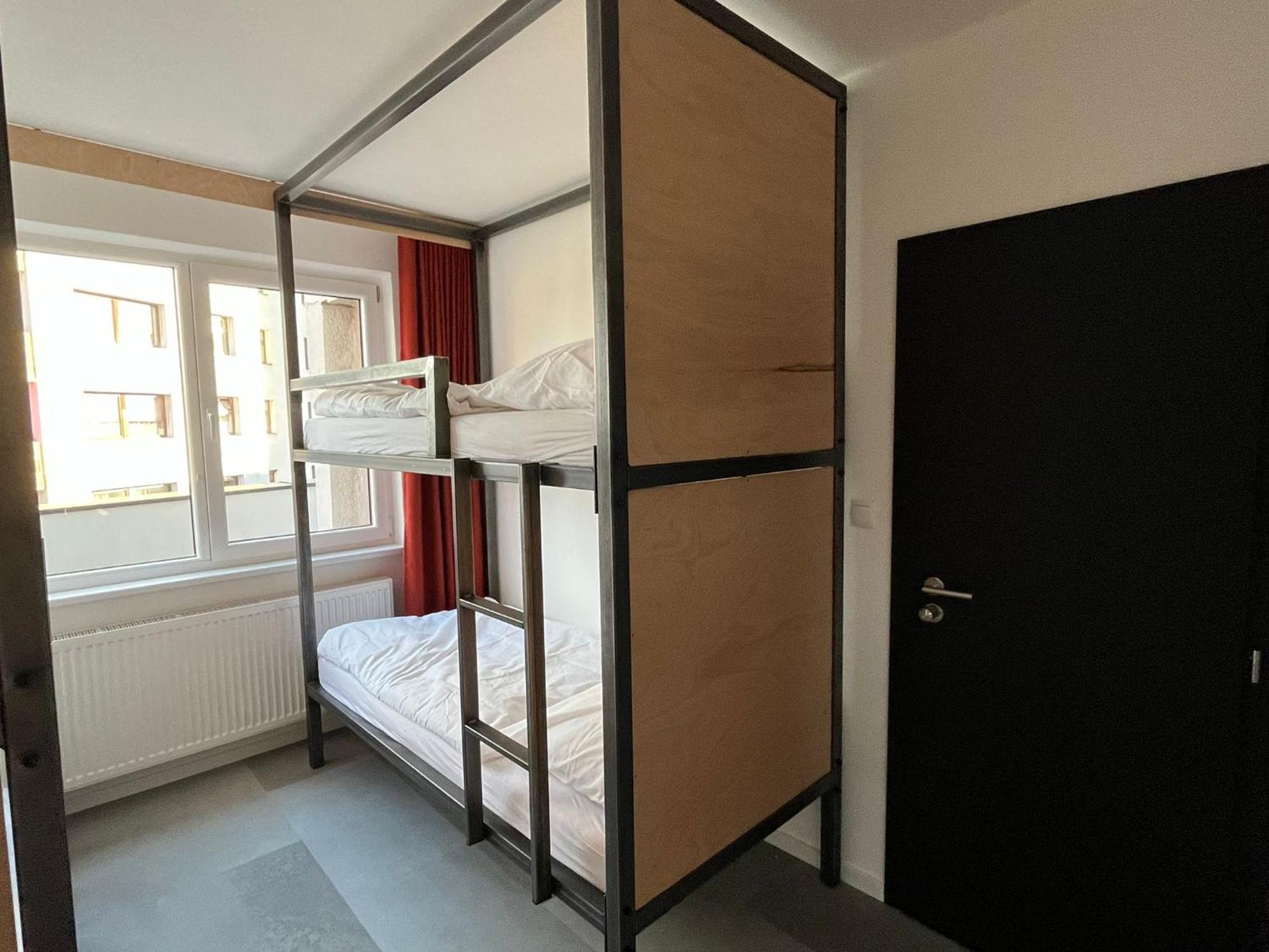 Izy Stay Hostel Bratislava Exterior photo